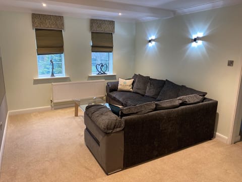 Suite | Living area | 32-inch flat-screen TV with digital channels, TV