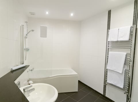 Executive Double or Twin Room | Bathroom | Hair dryer, towels