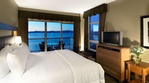 1-Bedroom Suite | Premium bedding, desk, iron/ironing board, free WiFi