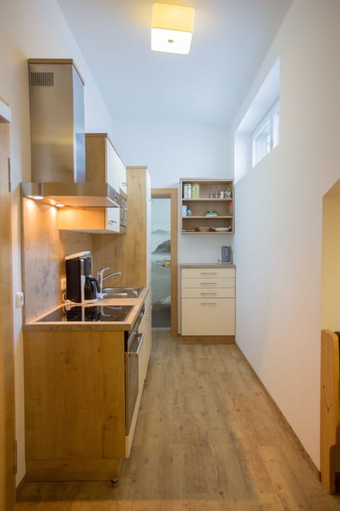 Apartment (B) | Hypo-allergenic bedding, in-room safe, desk, blackout drapes