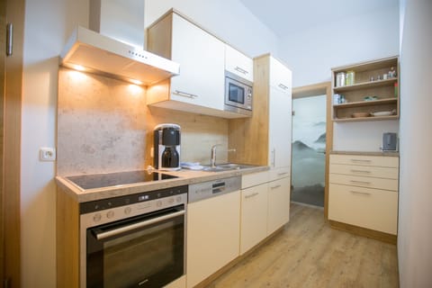 Apartment (B) | Hypo-allergenic bedding, in-room safe, desk, blackout drapes