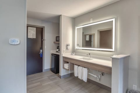 Standard Room, 1 King Bed | Bathroom | Hair dryer, towels