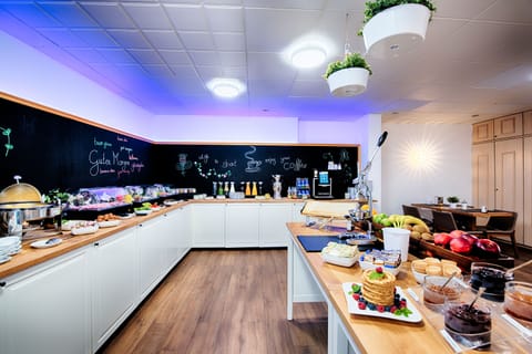 Buffet breakfast for a fee on weekends