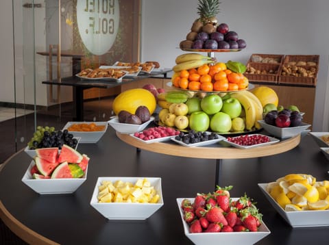 Free daily buffet breakfast