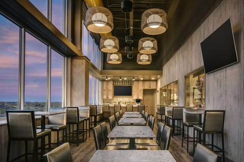 2 bars/lounges