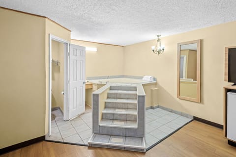 Deluxe Studio Suite, 1 King Bed, Non Smoking | Jetted tub