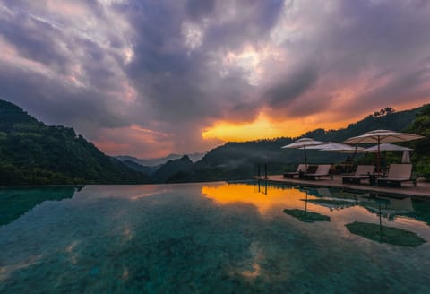 2 outdoor pools, sun loungers