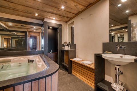 Premium Suite (Private spa tub and steam room 13) | Bathroom | Designer toiletries, hair dryer, bathrobes, slippers