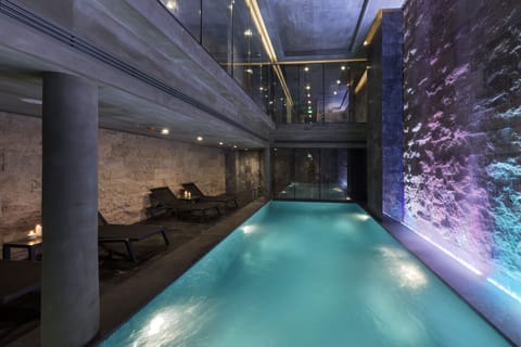 Indoor pool, sun loungers