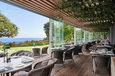 3 restaurants; breakfast, lunch, and dinner served