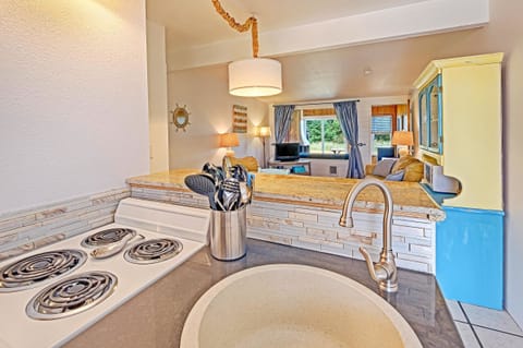 Classic Condo, 1 Bedroom, Fireplace, Oceanfront | Private kitchen | Fridge, microwave, oven, stovetop