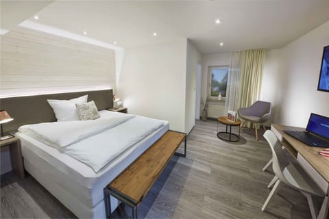 Classic Single Room, 1 Queen Bed | Hypo-allergenic bedding, desk, blackout drapes, iron/ironing board