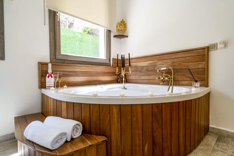 Junior Suite with Jetted Tub | Jetted tub