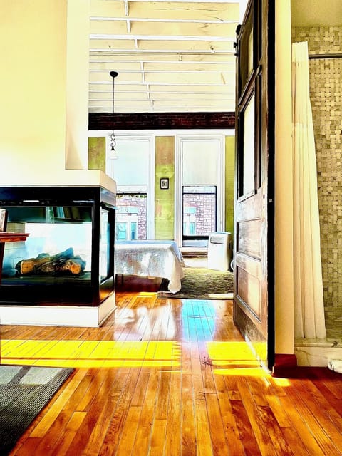 Premium Studio Suite, Multiple Beds, Fireplace | Iron/ironing board, WiFi (free), individually decorated, bed sheets
