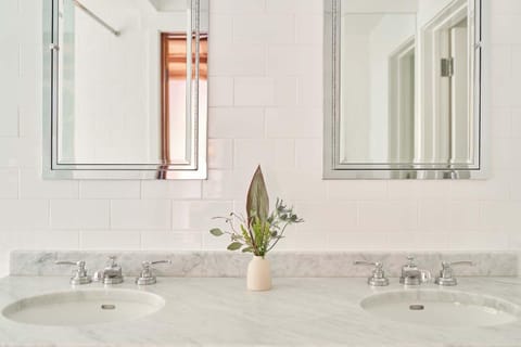 Premium Suite | Bathroom | Shower, designer toiletries, hair dryer, bathrobes