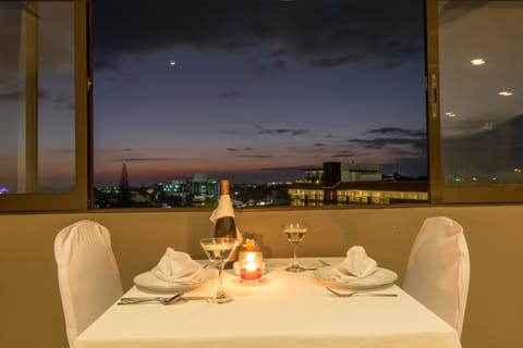 3 restaurants; breakfast, lunch, and dinner served