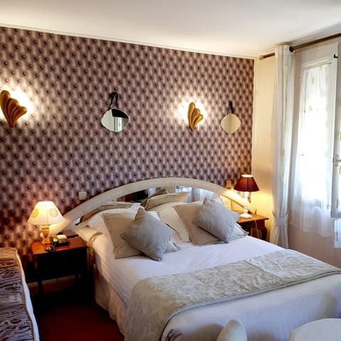 Standard Triple Room | Minibar, desk, blackout drapes, rollaway beds