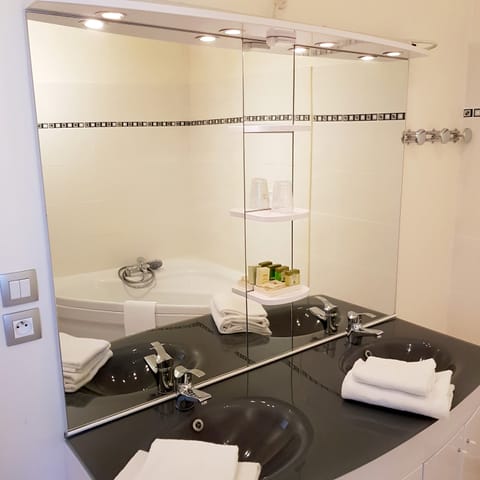 Double Room, Bathtub | Bathroom | Free toiletries, hair dryer, towels