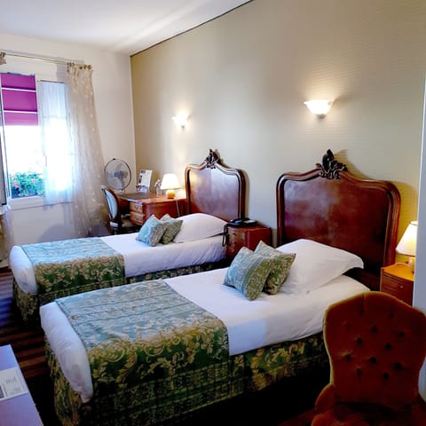 Standard Twin Room | Minibar, desk, blackout drapes, rollaway beds