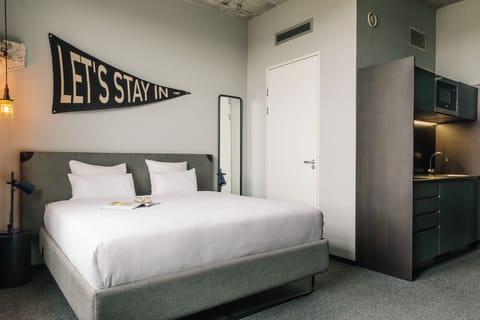 Deluxe Studio | Desk, soundproofing, travel crib, free WiFi