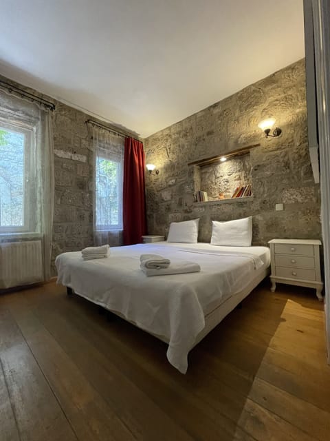 Standard Room, 2 Twin Beds | Hypo-allergenic bedding, individually decorated, individually furnished