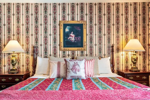 Deluxe Room, 1 King Bed | Premium bedding, blackout drapes, iron/ironing board (on request)