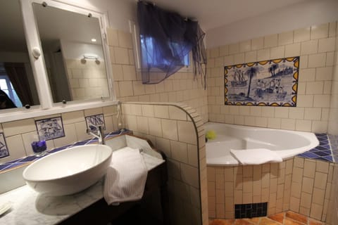 Double or Twin Room, Ensuite, Garden View (La Découverte) | Bathroom | Free toiletries, hair dryer, towels