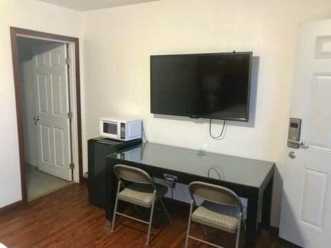 Deluxe Room, 1 King Bed | Desk, free WiFi, bed sheets