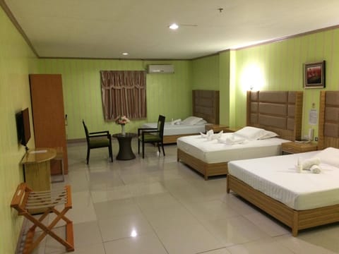 VIP Family Room | Desk, iron/ironing board, free WiFi