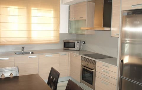 Full-size fridge, microwave, oven, stovetop