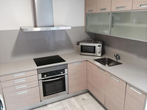 Full-size fridge, microwave, oven, stovetop