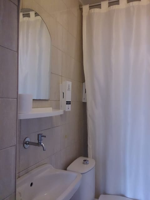 Economy Single Room | Bathroom | Shower, free toiletries, hair dryer, slippers