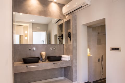 Deluxe Double Room | Bathroom sink