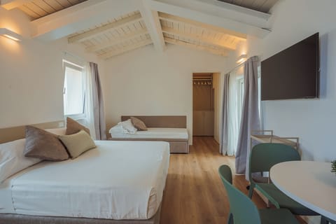 Deluxe Studio, Terrace | Premium bedding, minibar, soundproofing, free WiFi