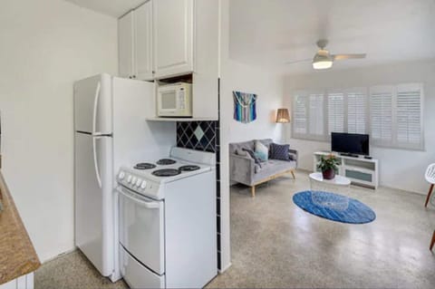 One King Bed Cottage | Private kitchen | Microwave, coffee/tea maker, toaster