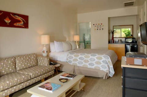 Room, 1 Queen Bed, Poolside | Premium bedding, pillowtop beds, in-room safe, individually decorated
