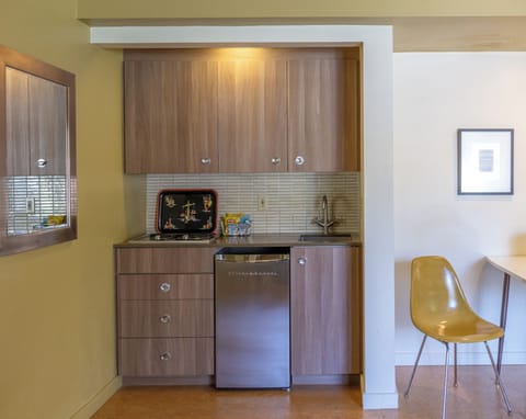 Suite, Poolside | Private kitchen | Fridge