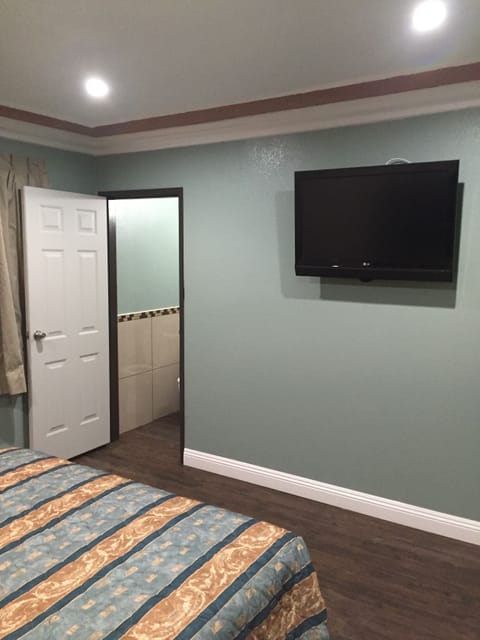Deluxe Room, 1 Queen Bed | Premium bedding, desk, soundproofing, iron/ironing board