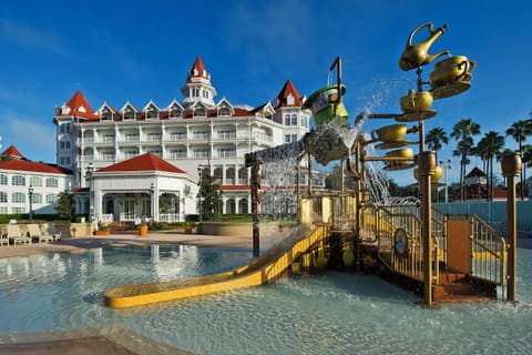 2 outdoor pools, cabanas (surcharge)