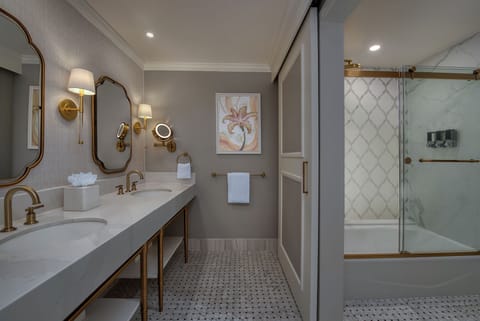 2 Bedroom Suite-Club Level Access. Hearing accessible - visual alarms and notifications. 1 king bed, | Bathroom | Combined shower/tub, hair dryer, towels