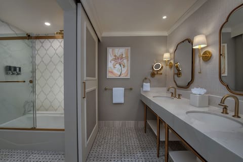 Combined shower/tub, hair dryer, towels