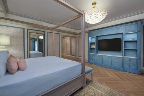 Disney Suite - Club Level | In-room safe, desk, iron/ironing board, free WiFi