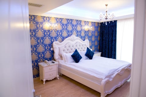 Single Room | Minibar, in-room safe, desk, soundproofing