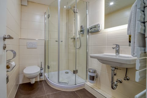 Standard Double Room, Non Smoking | Bathroom | Shower, towels