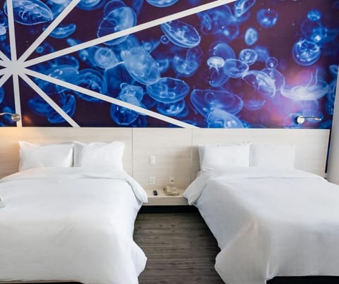 Premium bedding, in-room safe, individually decorated