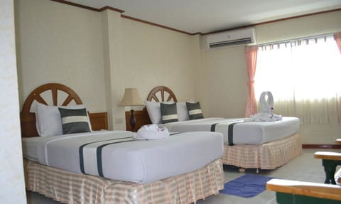 Triple Room | In-room safe, soundproofing, rollaway beds, free WiFi