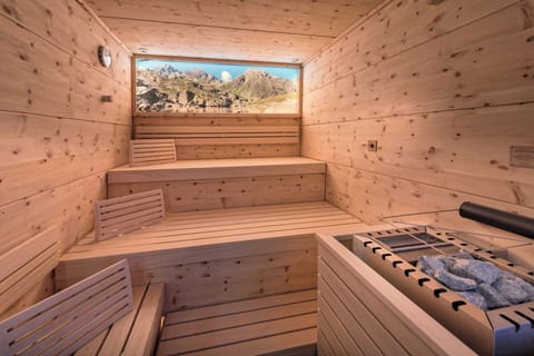 Sauna, steam room