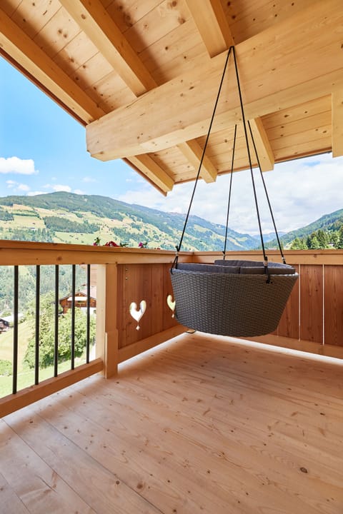 Honeymoon Suite, 1 King Bed, Bathtub, City View | Balcony view