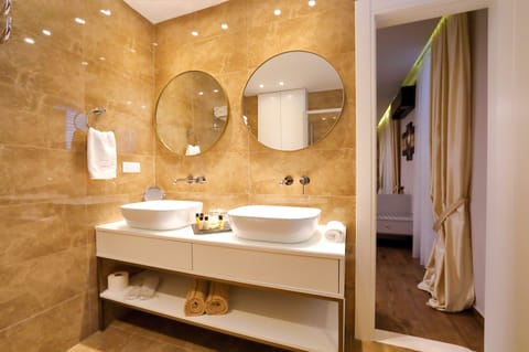 Deluxe Room, 1 Bedroom, Private Bathroom | Bathroom | Free toiletries, hair dryer, bathrobes, slippers