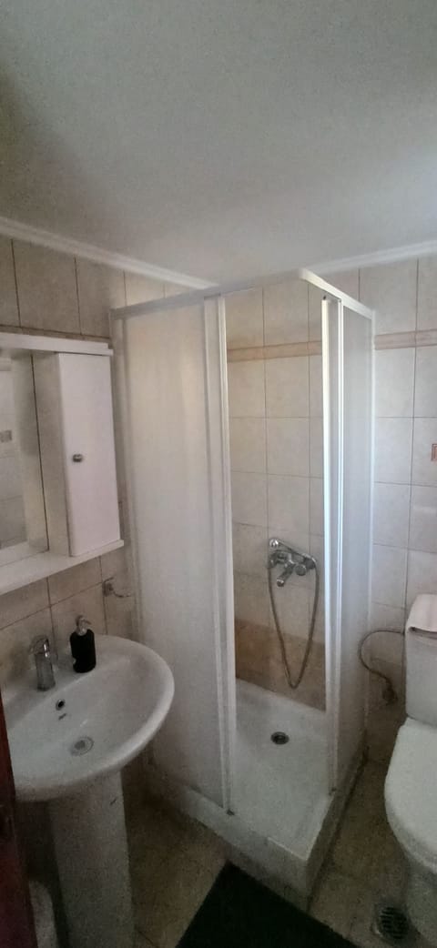 Economy Twin Room | Bathroom | Hair dryer, towels